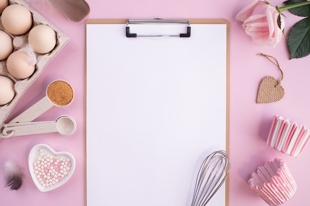 Cornice di ingredienti alimentari per cuocere su un tavolo pastello delicatamente rosa. Cucinare laici piana con lo spazio della copia. Vista dall'alto. Concetto di cottura. laici piatta