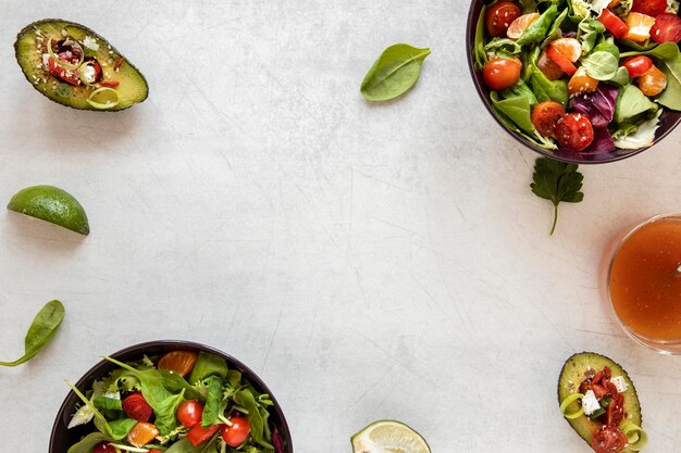 Cornice di insalata e avocado