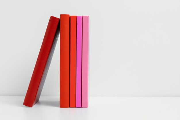 Cornice di libri colorati con spazio di copia