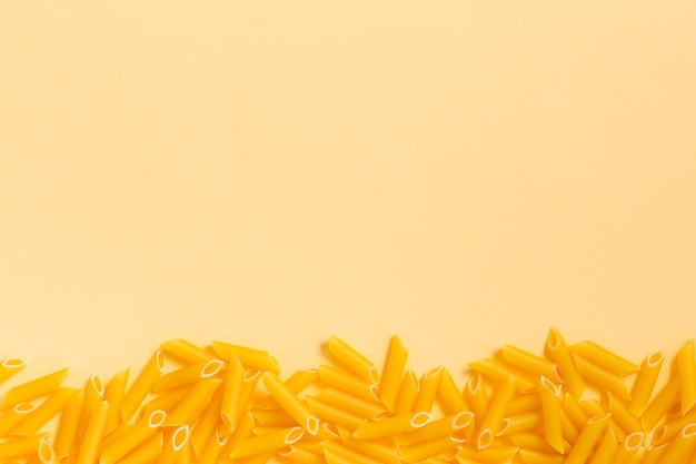 Cornice di pasta con sfondo giallo