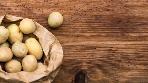 Cornice di patate con copia-spazio