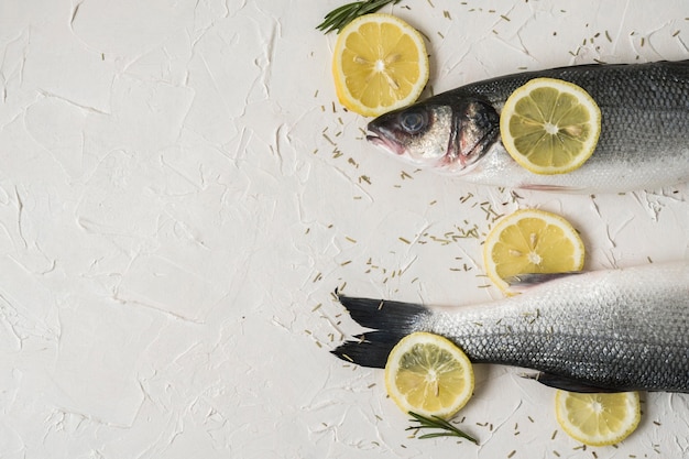 Cornice di pesce delizioso con fette di limone