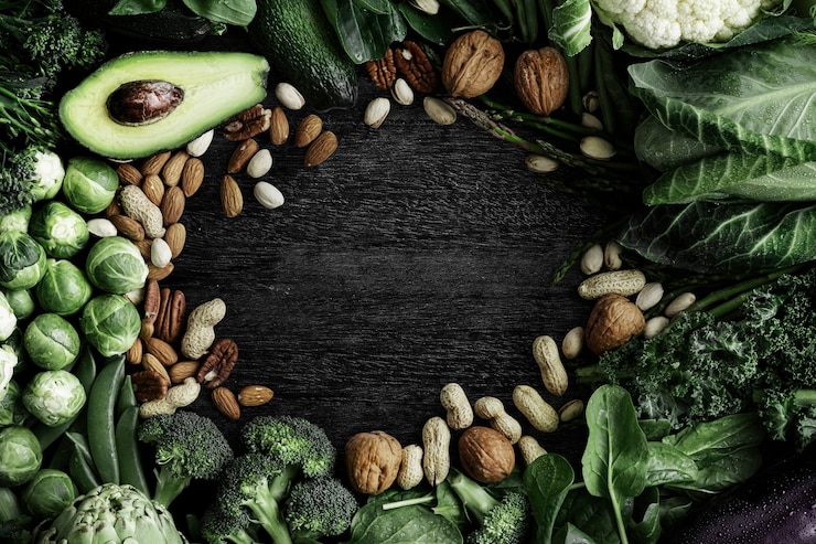 Foto gratuito cornice di verdure crude con noci e avocado
