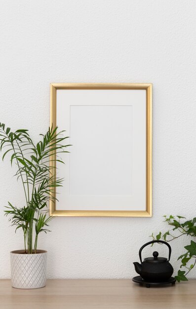 Cornice dorata vuota sul muro
