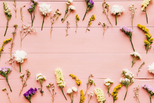 Cornice fatta di piccoli fiori sul tavolo