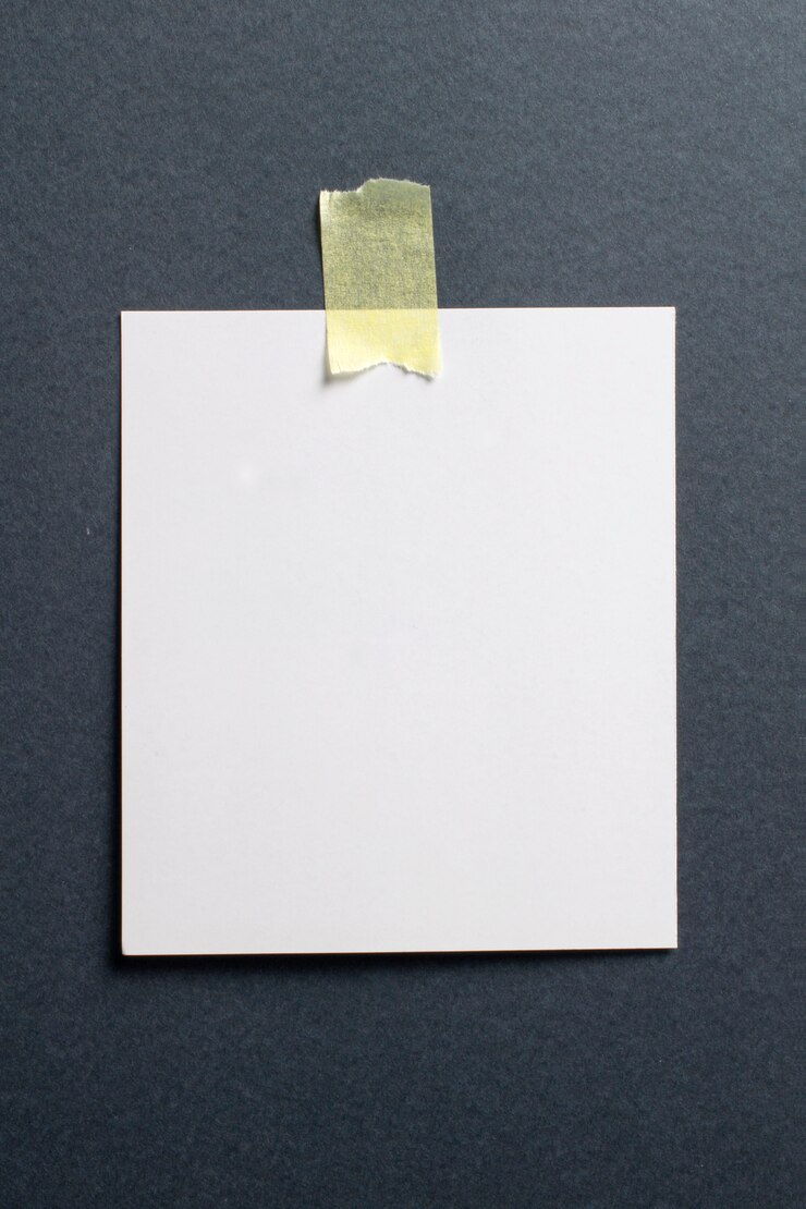 Cornice fotografica vuota con ombre morbide e nastro adesivo giallo su sfondo di carta artigianale nera