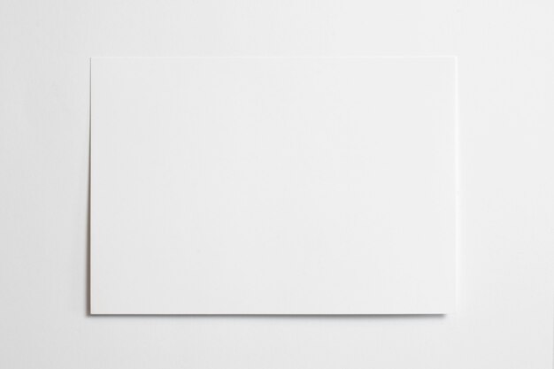 Cornice orizzontale vuota 10 x 15 dimensioni con nastro ombre morbide isolato su sfondo bianco