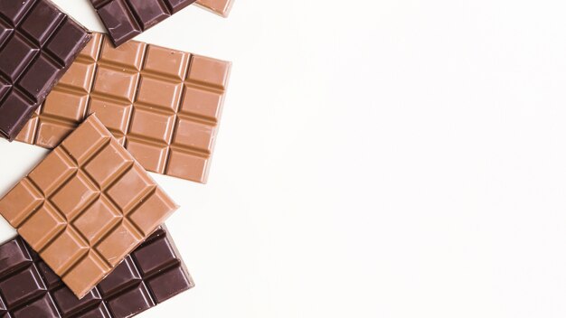 Cornice per alimenti vista dall&#39;alto con cioccolato fondente