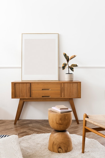 Cornice per foto su un tavolo credenza in legno