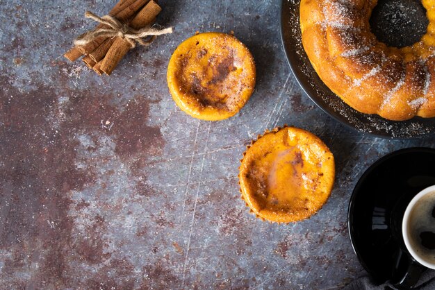 Cornice piatta con deliziosa torta e copia-spazio