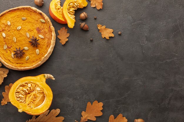 Cornice piatta con foglie autunnali e torta