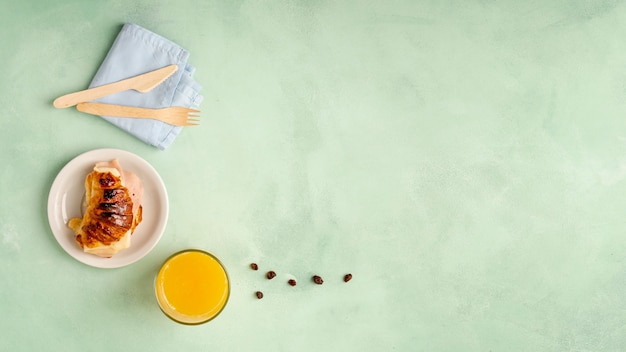 Cornice piatta con gustosa colazione e copia-spazio