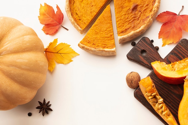 Cornice piatta con torta di zucca a fette