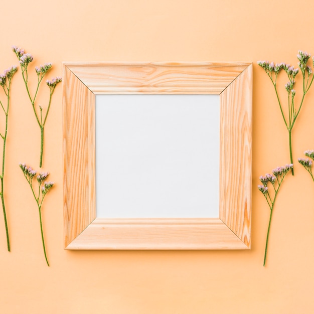 Cornice quadrata vicino a piccoli fiori