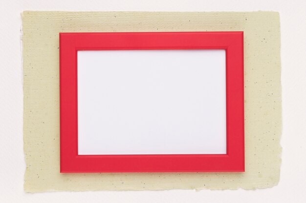 Cornice rossa su carta su sfondo bianco