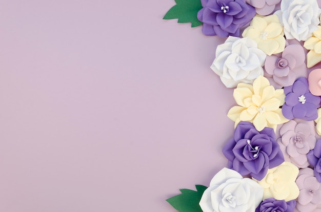 Cornice vista dall'alto con fiori di carta su sfondo viola