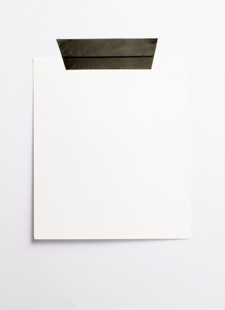 Cornice vuota con ombre morbide e nastro adesivo nero isolato su sfondo bianco