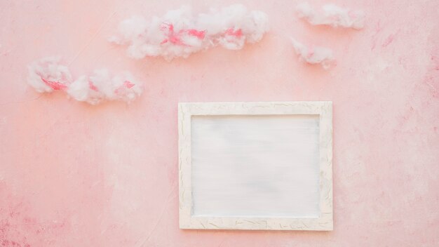 Cornice vuota e nuvole su texture rosa