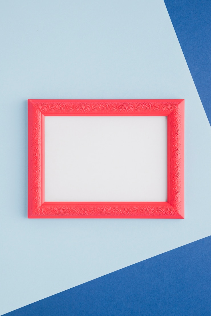 Foto gratuito cornice vuota rosa su sfondo blu