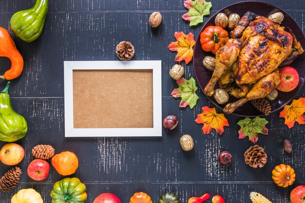 Cornici fotografiche vicino pollo arrosto e verdure