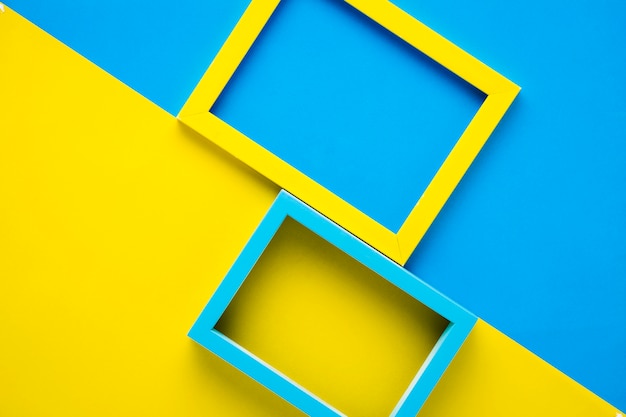 Cornici gialle e blu su sfondo bicolore