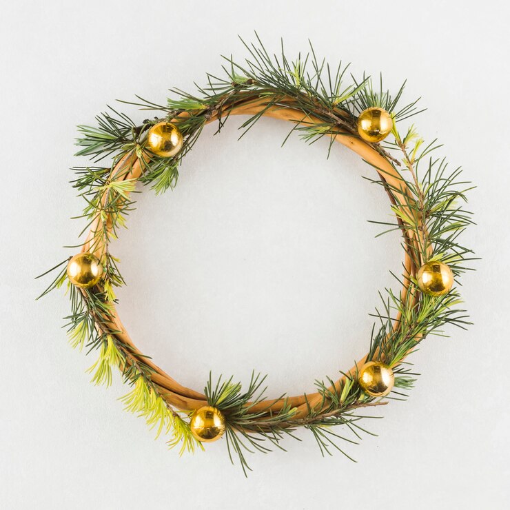 Foto gratuito corona di natale sul tavolo bianco
