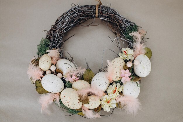 Corona di Pasqua decorata con uova di Pasqua