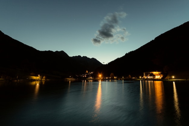 Corpo d'acqua Paesaggio con luci