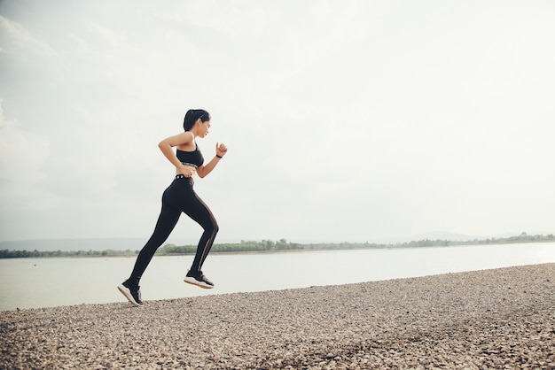 corridore della donna giovane fitness