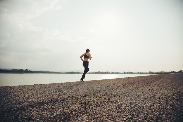 corridore della donna giovane fitness