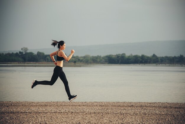 corridore della donna giovane fitness