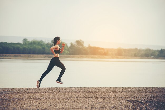 corridore della donna giovane fitness