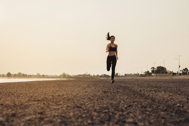 corridore della donna giovane fitness