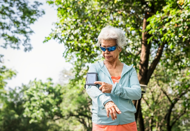 Corridore senior che utilizza un fitness tracker