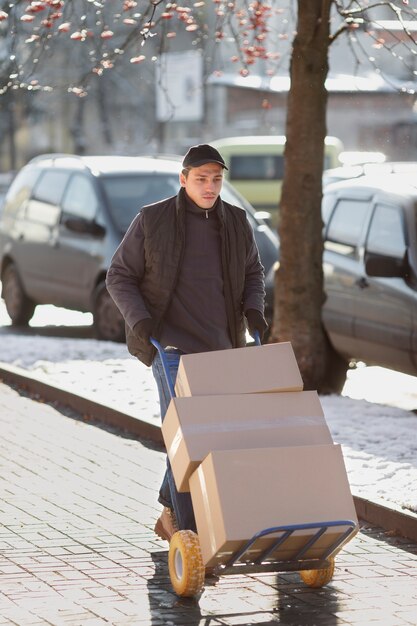 Corriere che fa lavori di logistica