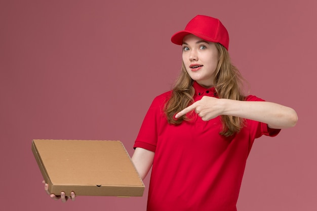 corriere femminile in uniforme rossa che tiene la scatola di cibo marrone sulla consegna del servizio di lavoro lavoratore rosa e uniforme
