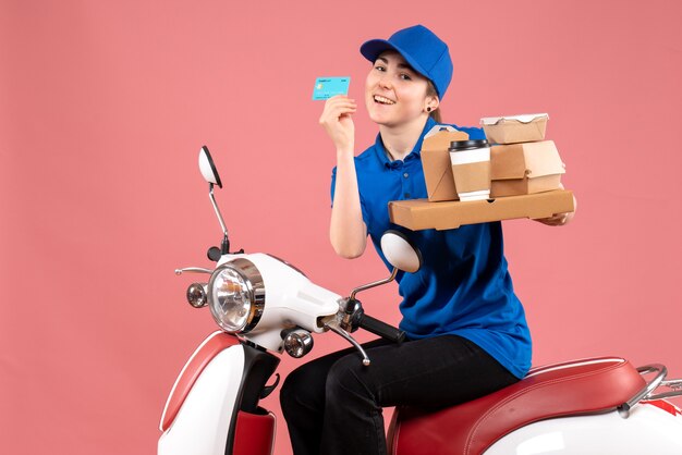 Corriere femminile vista frontale con pacchi di cibo e carta di credito sul servizio uniforme di bici di colore rosa lavoro lavoratore consegna cibo