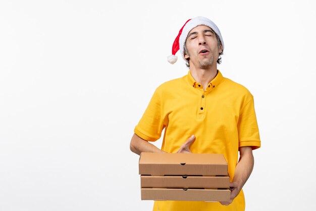 Corriere maschio vista frontale con scatole per pizza su uniforme di consegna servizio lavoro pavimento bianco
