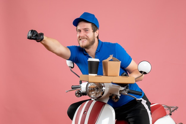 Corriere maschio vista frontale in uniforme blu che tiene scatola di caffè e cibo sul servizio rosa fast-food consegna lavoro lavoro bici colore