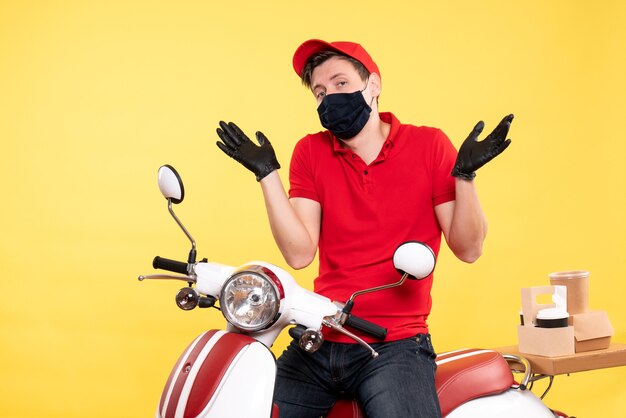 Corriere maschio vista frontale in uniforme e maschera su giallo