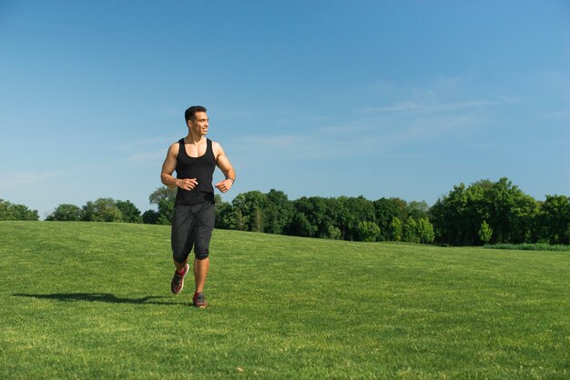 Corsa atletica all&#39;aperto in un parco