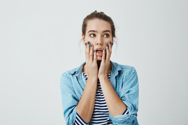 Cosa ho fatto. Lo studio ha sparato della donna caucasica preoccupata e nervosa che si tiene per mano sul fronte e che guarda da parte con la bocca aperta e l'espressione ansiosa confusa. La ragazza ha fatto un errore