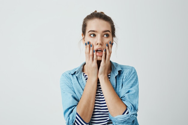 Cosa ho fatto. Lo studio ha sparato della donna caucasica preoccupata e nervosa che si tiene per mano sul fronte e che guarda da parte con la bocca aperta e l'espressione ansiosa confusa. La ragazza ha fatto un errore