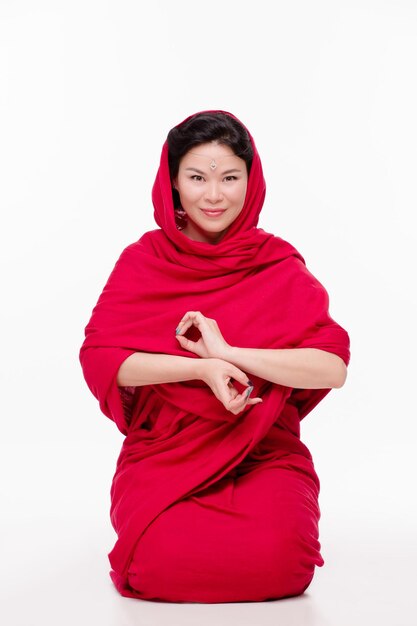 Cosa significa questo segno Dovresti chiedere a questa signora indiana vestita con i tradizionali sari rossi. Ti assicuro che non ti rifiuterà