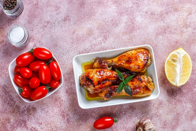 Cosce di pollo alla griglia con spezie.