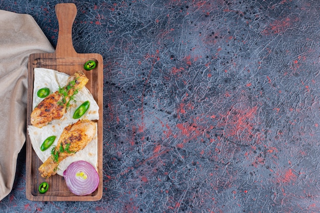 Cosce di pollo alla griglia fatte in casa sul tagliere di legno