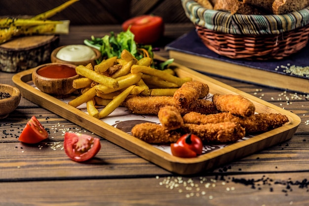 Cosce di pollo con patatine fritte croccanti.