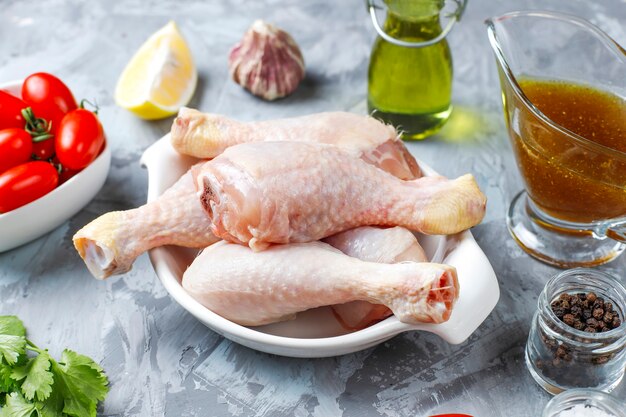 Cosce di pollo con spezie e sale pronte per la cottura.