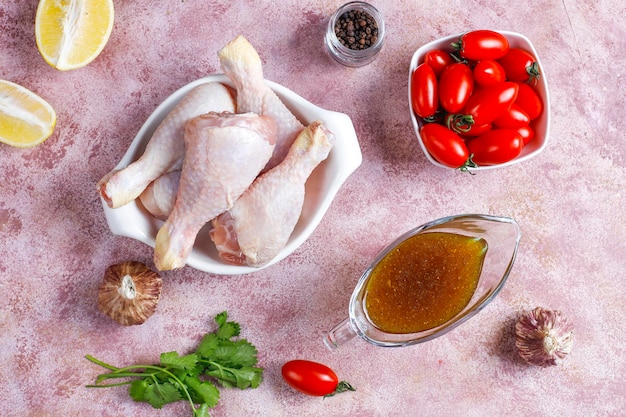 Cosce di pollo con spezie e sale pronte per la cottura.