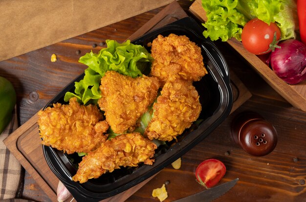 Cosce di pollo croccante alla griglia in stile kfc con cracker